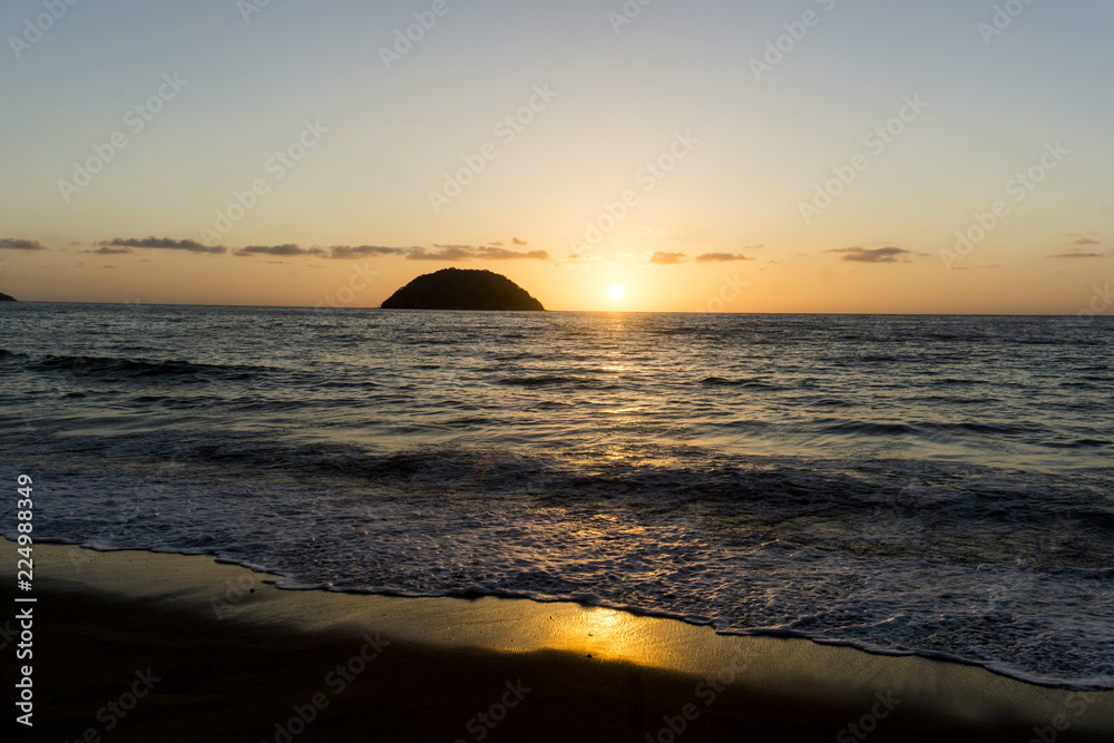 Fototapeta premium Atardecer brillante en la playa