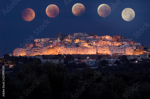Fotografia Ostuni in the night, the white city in Apulia, with total eclipse