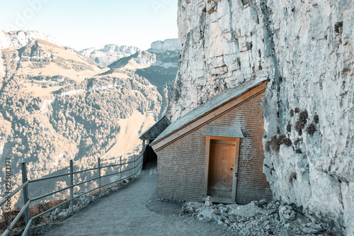 Alphütte neben Wanderweg im Alpstein Gebiet