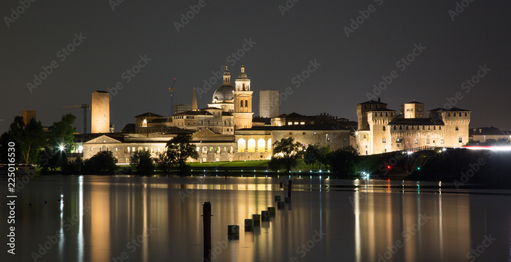 Mantova città sul fiume Mincio di notte