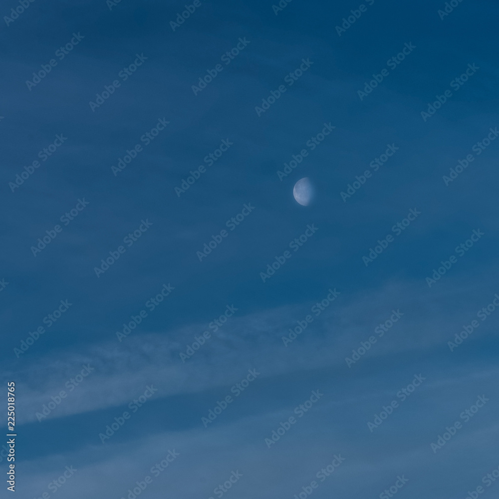 zunehmender Mond und Wolken am blauen Himmel zunehmender Mond und Wolken am blauen Himmel