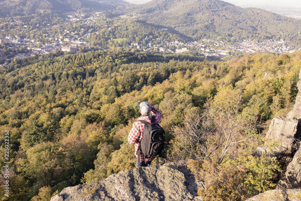 Mann steht auf einem Felsklippe am Battertfelsen