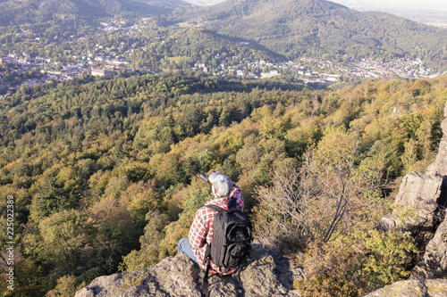 Mann sitzt auf einer Felsklippe am Battertfelsen in Baden-Baden © Mr.Stock