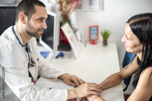 medico con stetoscopio assiste giovane paziente con consulto specialisto