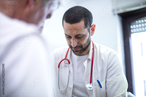Foto medico con stetoscopio assiste giovane paziente con consulto specialisto