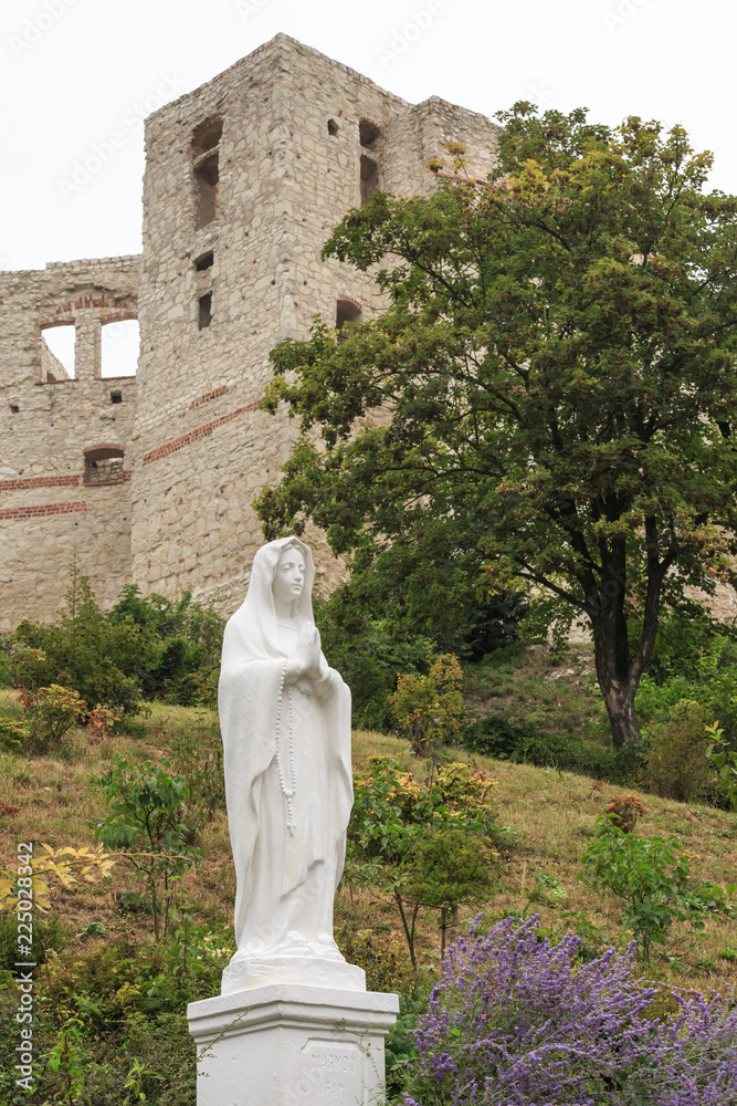 Φωτογραφία Royal Castle ruins and statue of Our Lady in Kazimierz Dolny on Vistula river in