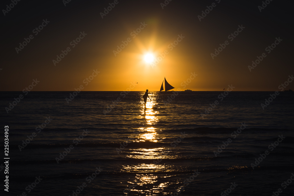 Fototapeta premium Silhouette of a man practicing stand-up paddle