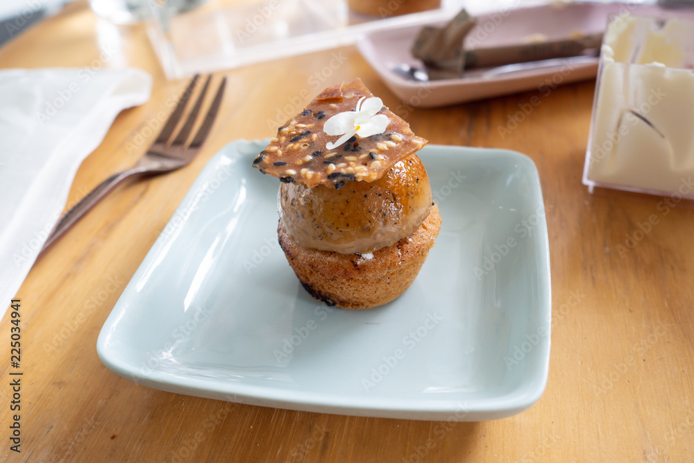 Small cake with hojicha brulee, black sesame sable breton and sesame nougatine Small cake with hojicha brulee, black sesame sable breton and sesame nougatine