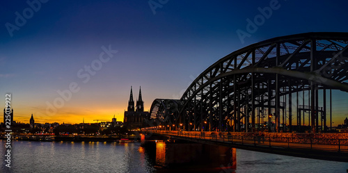 K  lner Dom mit Deutzer Br  cke bei Sinnenuntergang bei wolkenlosem Himmel  sicht von der  Sch  l Sick