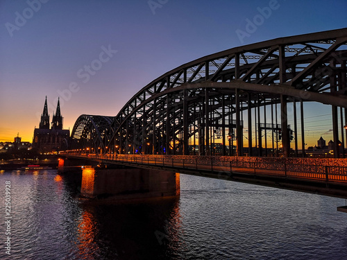 Köln Stadtansicht Deztzer Brücke mit Kölner Dom und dem Rhein bei Abendstimmung mit warmen farben bei wolkenlosem Himmel