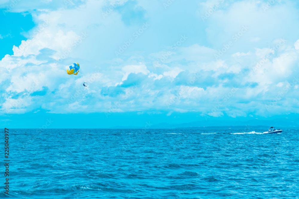 Fototapeta premium 石垣島パラセーリング