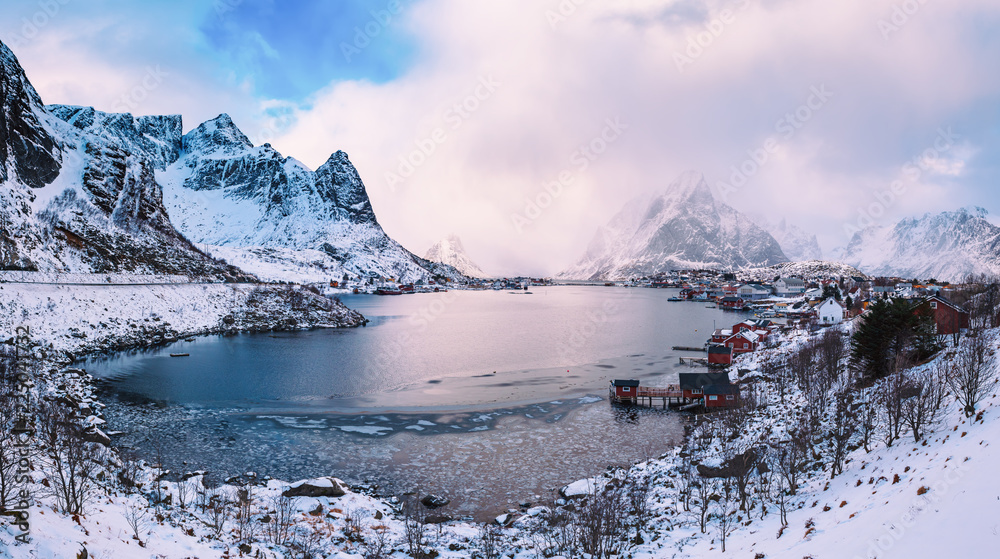 Obraz premium Amazing view to the winter Reine village with dramatic sky. Northern Norway, Lofoten Islands. Panorama
