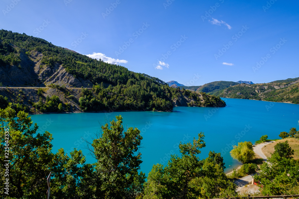 Vue panoramique sur le lac de Castillon. Alpes de Haute Provence. 