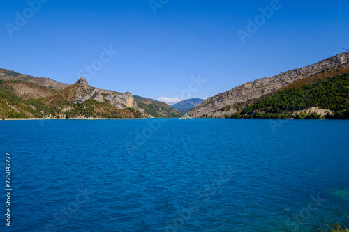 Vue panoramique sur le lac de Castillon. Alpes de Haute Provence.  photo