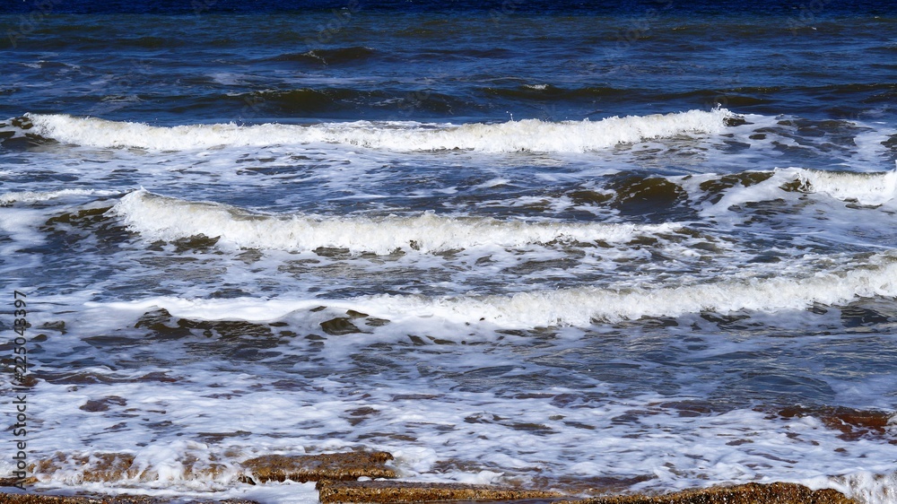 Naklejka premium waves on beach