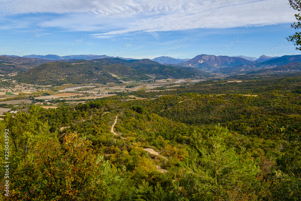 Vue panoramique sur la vallée de La Durance depuis plateau de Valensole. . Alpes de Haute Provence. France.