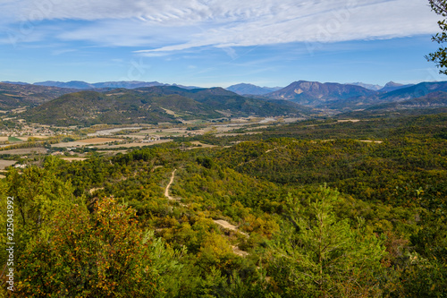 Vue panoramique sur la vallée de La Durance depuis plateau de Valensole. . Alpes de Haute Provence. France.