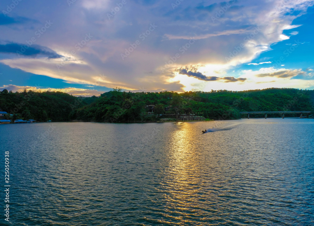 Obraz premium Sunset on the Uttanom Bridge in Thailand, Kanchanaburi,Thailand's Top Tourist Attractions Mon Bridge
