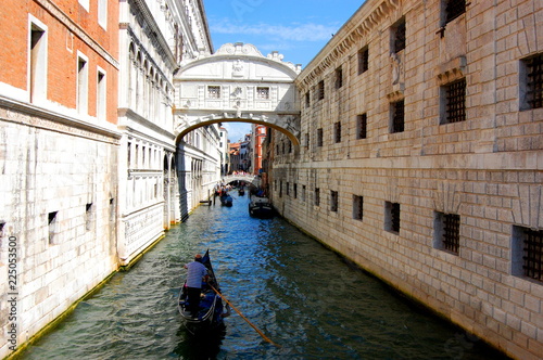 VISTA DEL PONTE DEI SOSPIRI A VENEZIA CON GONDOLIERE photo