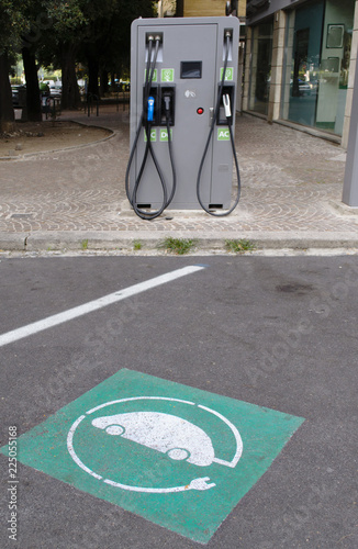 stazione di rifornimento per auto elettriche Roma, Italia