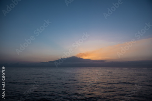 Rauchender Äthna kurz vor Vulkanausbruch bei Sonnenuntergang