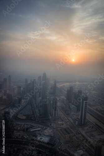 Ausblick von Burj Khalifa auf Dubai bei Sonnenuntergang