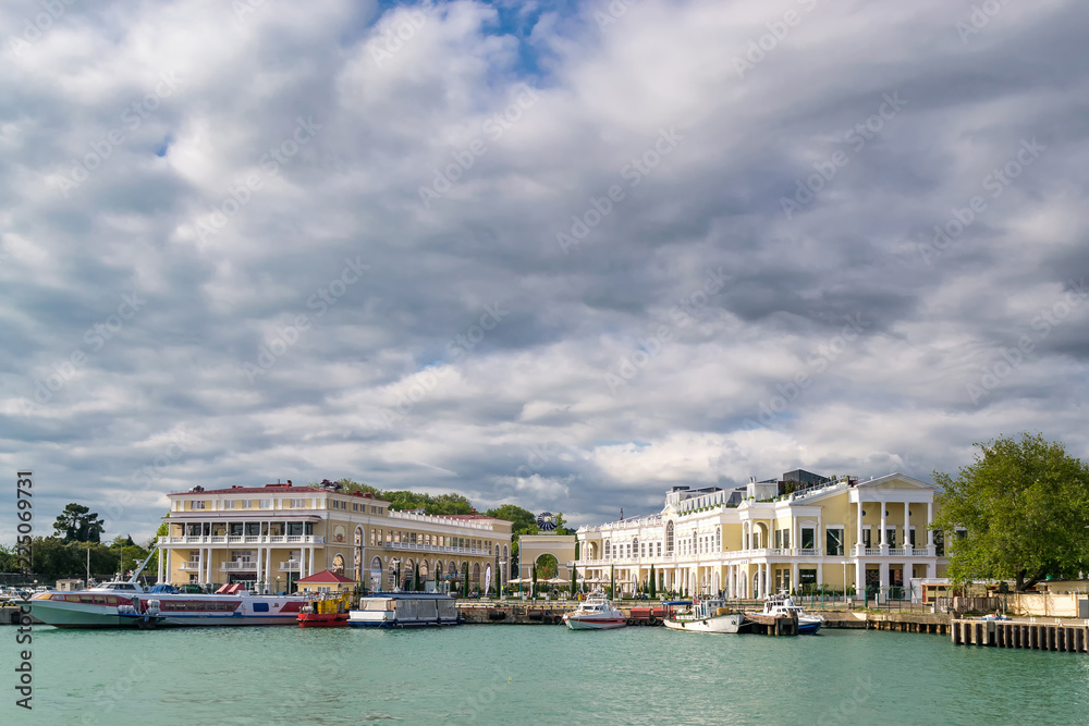 Obraz premium beautiful view of the sea Bay with yachts near the shore and thick clouds in the sky.