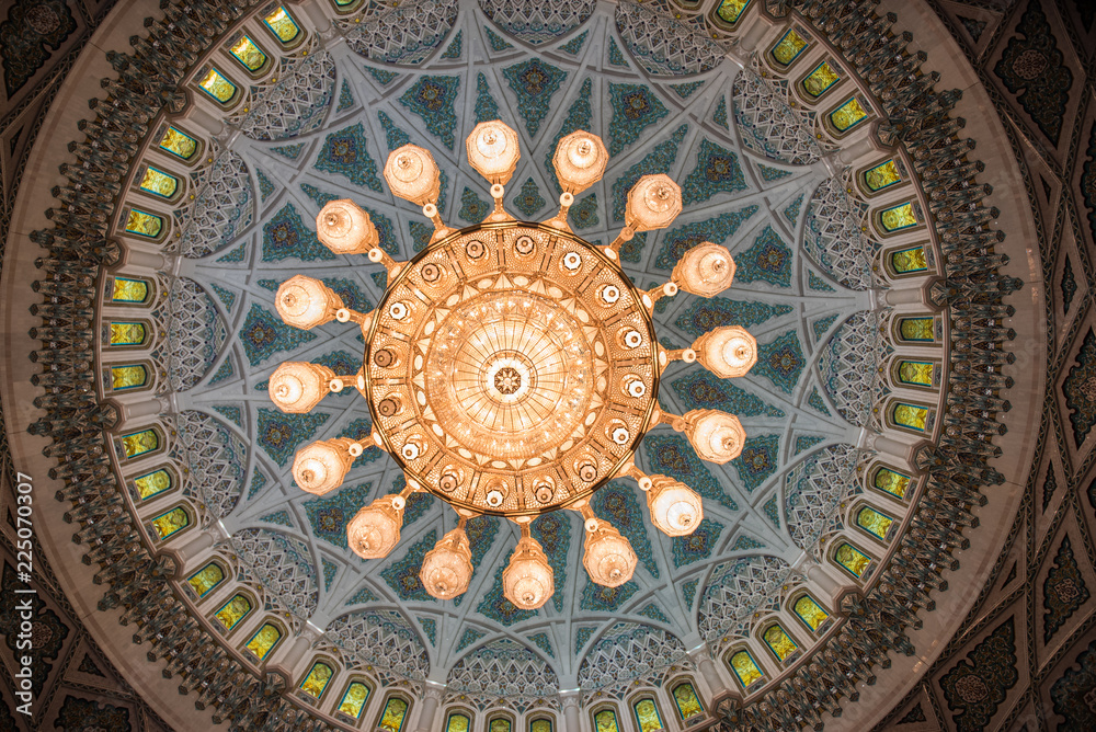 Kronleuchter in der Sultan-Qabus-Moschee in Muscat, Oman