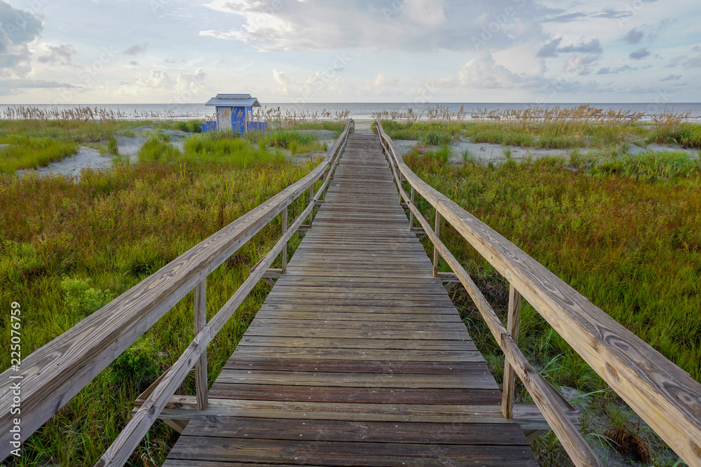 Obraz premium Beach walkway over dunes to ocean at sunrise