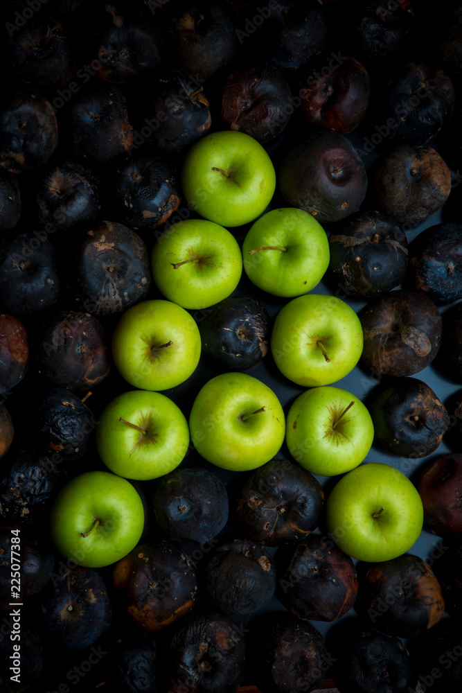 Obraz premium letters of the alphabet lined with green apples