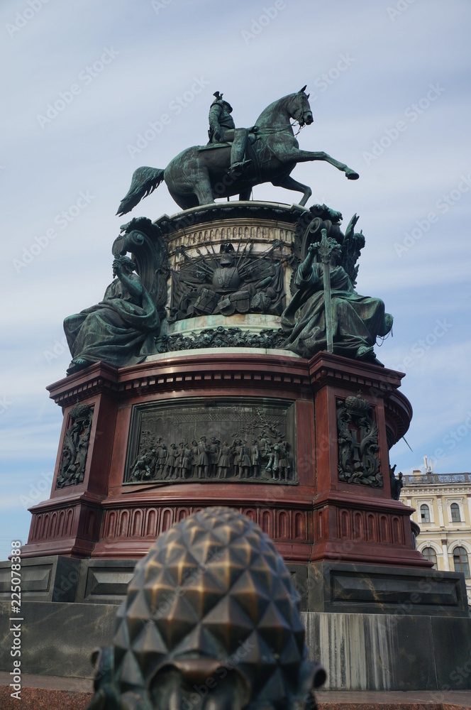 Denkmal für Nikolaus I. mit Fabergeei im Vordergund Denkmal für Nikolaus I. mit Fabergeei im Vordergund