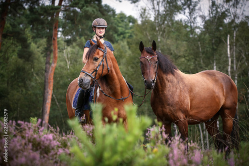Mädchen mit Pferden in der Heide © Nadine Haase