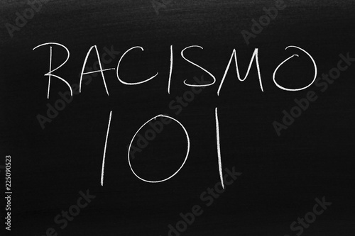 Canvastavla The words Racismo 101 on a blackboard in chalk