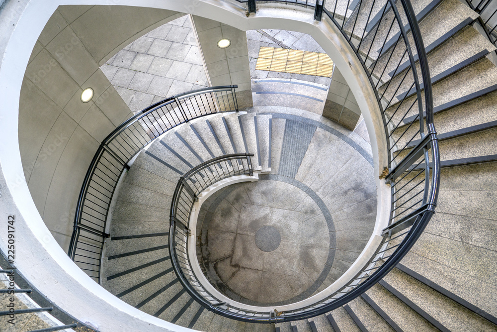 Fototapeta premium wewnętrzne schody spiralne