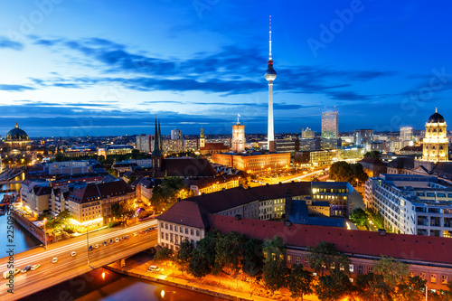 Berlin Skyline Fernsehturm Rotes Rathaus bei Nacht Deutschland Stadt