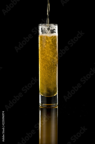 Obraz na płótnie Isolated Beer Pour w salonie