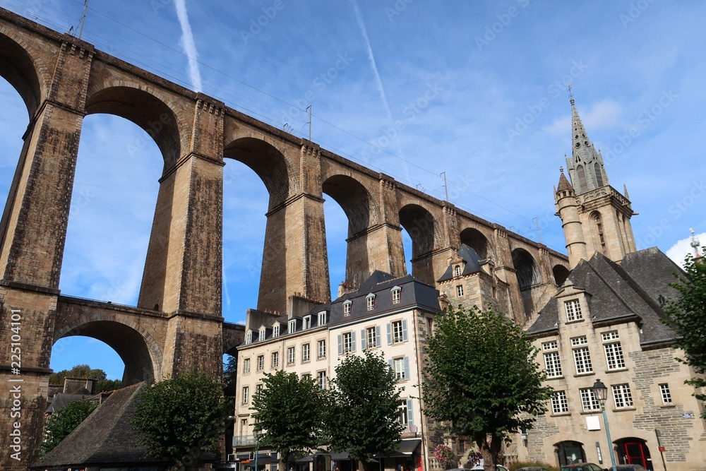 Viaduc de Morlaix et clocher de l'église Saint Melaine, en Bretagne (France)