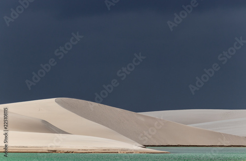 Fototapeta Naklejka Na Ścianę i Meble -  Chuva forte a caminho nos Lençóis Maranhenses