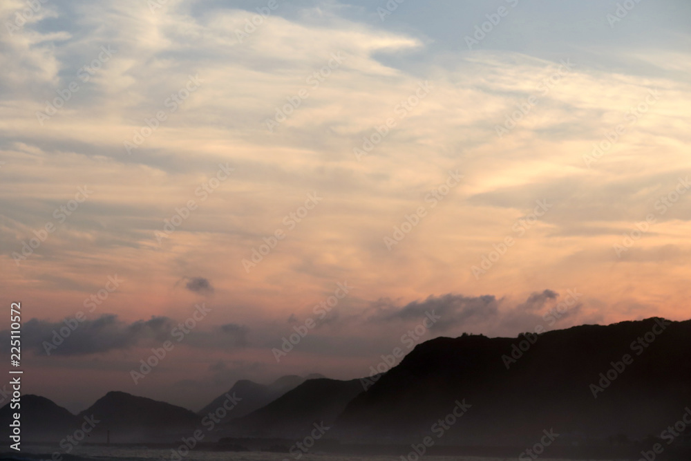 山と雲と太陽光 山と雲と太陽光