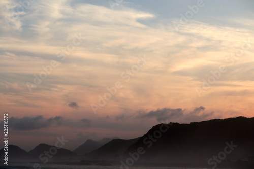 山と雲と太陽光