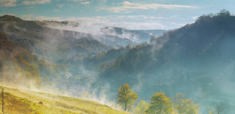 Fototapeta Piękny mglisty poranek w mgle i chmura krajobraz doliny górskiej