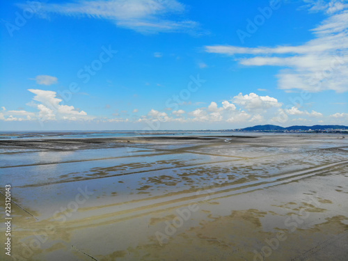 The scenery of the sea and the oyster farming background.