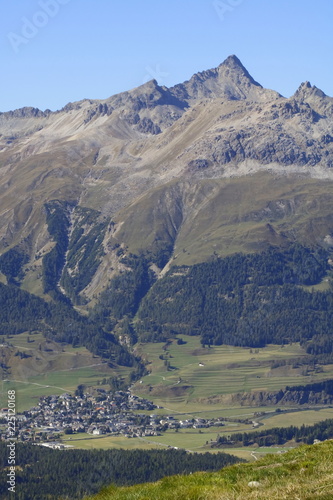 Blick auf Celerina und umliegende Berge. photo