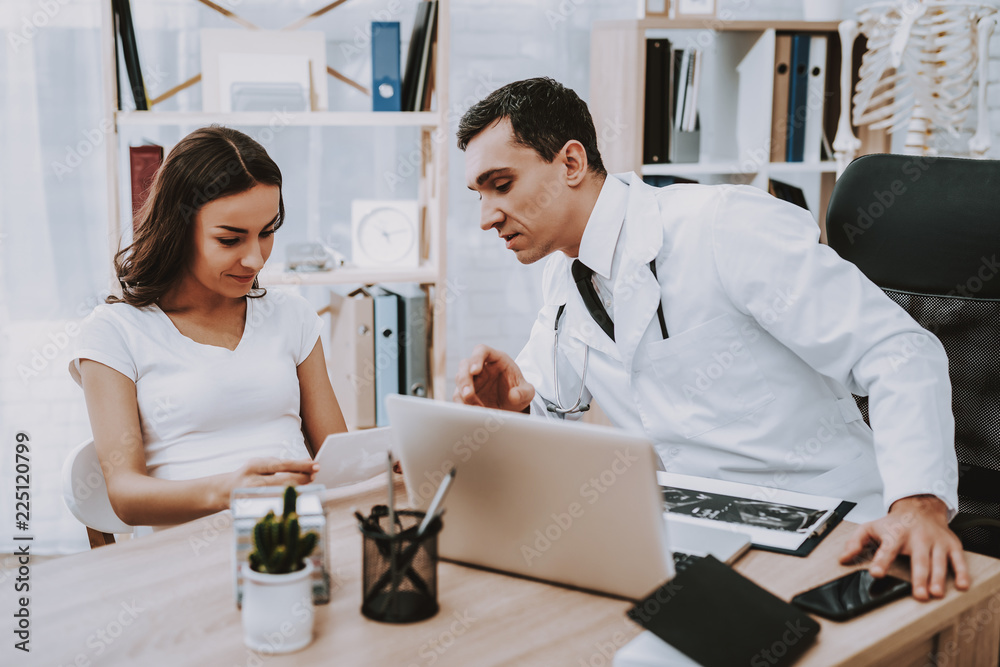 Obraz premium Doctor. Pregnant Girl. Clinic. Motherhood. Laptop.