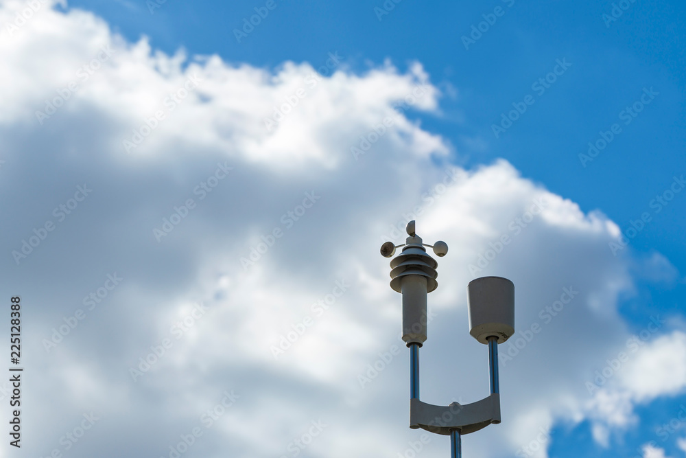 Wetterstation vor blauem Himmel mit Wolken Wetterstation vor blauem Himmel mit Wolken