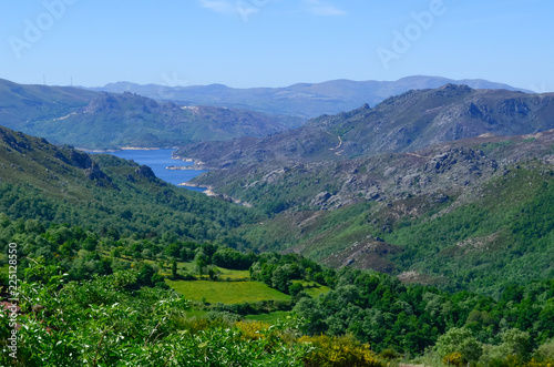 Embalse de Paradela cisto desde la aldea de Pitoes das Junias, municipio de Montalegre. Parque Nacional da Peneda-Gerês. Portugal.