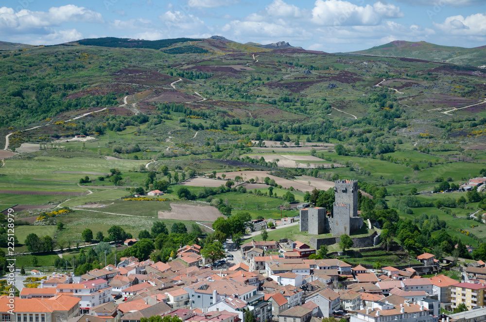 Vista de la villa de Montalegre, Terras de Barroso. Tras-os-Montes, Norte de Portugal.
