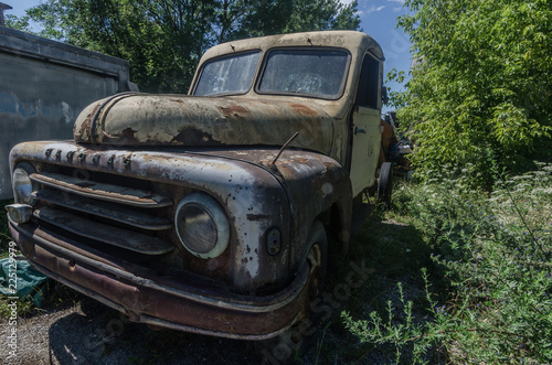 rostiges auto in gelaende