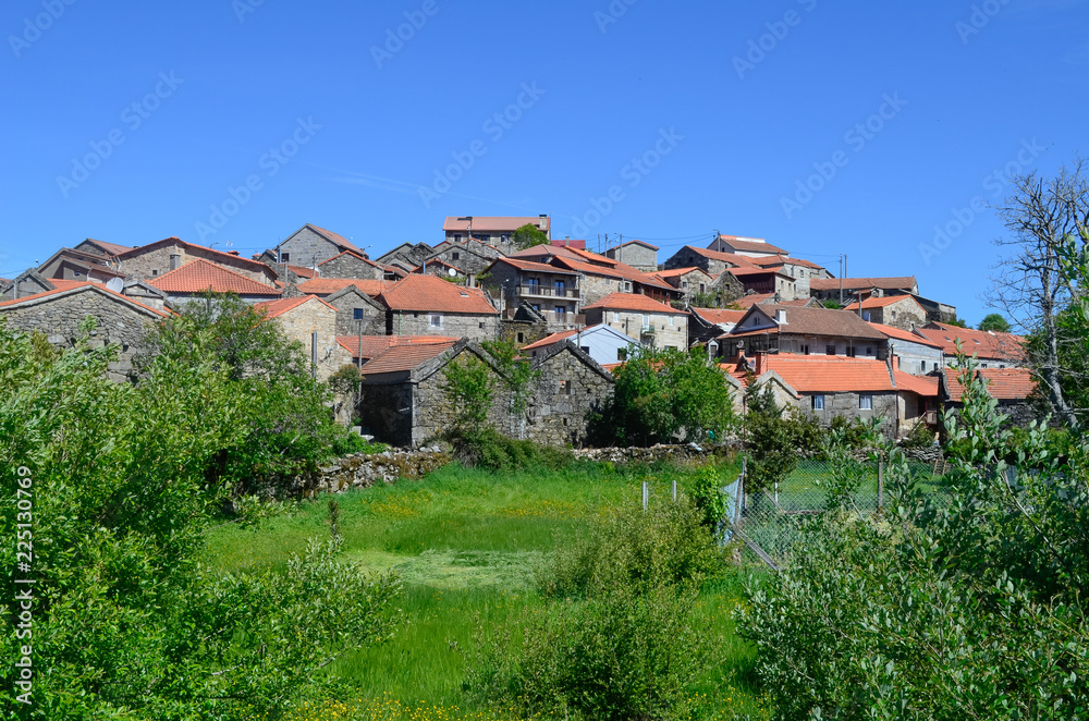 Fototapeta premium Aldea de Pitoes das Junias, municipio de Montalegre. Parque Nacional da Peneda-Gerês. Portugal.