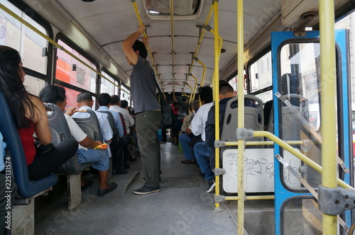 ペルーのリマの市街のバスの中